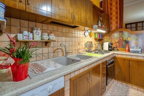 Ofen, Wasserkocher mit Kaffee-/Teezubehör