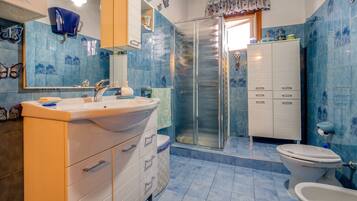 Douche, sèche-cheveux