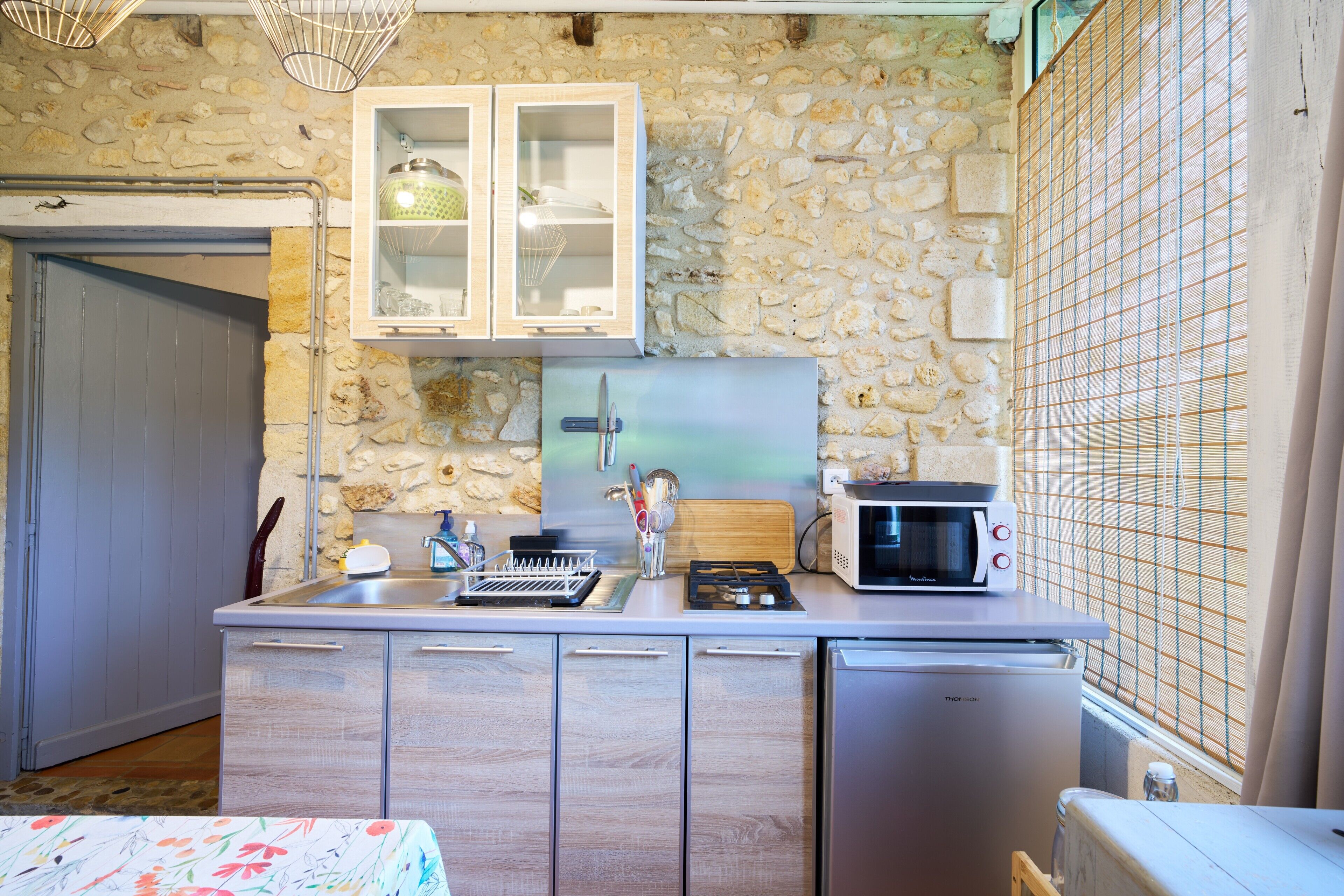 Réfrigérateur, micro-ondes, plaque de cuisson, cafetière/bouilloire