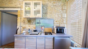 Réfrigérateur, micro-ondes, plaque de cuisson, cafetière/bouilloire