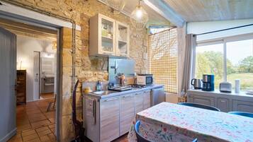 Réfrigérateur, micro-ondes, plaque de cuisson, cafetiÚre/bouilloire