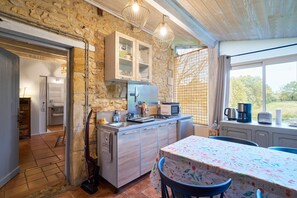 Jääkaappi, mikroaaltouuni, liesi, kahvin-/teenkeitin