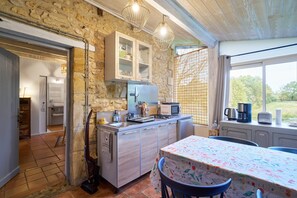 Réfrigérateur, four à micro-ondes, surface de cuisson, cafetière-théière