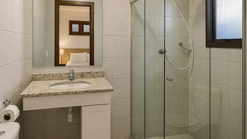 Apartamento família (5 pessoas) | Banheiro | Chuveiro, toalhas de banho, sabonete, papel higiênico