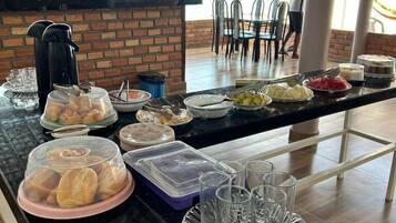 Café da manhã com buffet grátis todos os dias