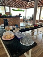 Café da manhã com buffet grátis todos os dias