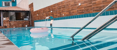 Una piscina al aire libre
