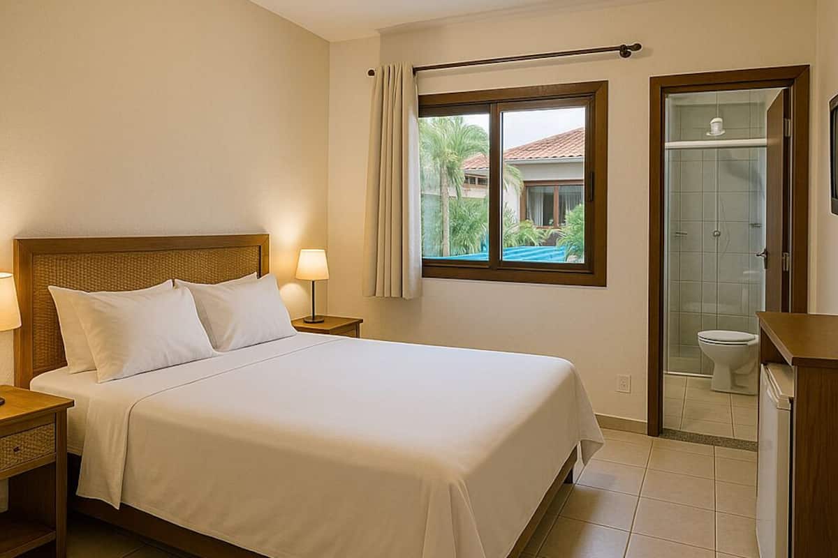 Hotelkamer met een bed, nachtlampjes, een raam met uitzicht, een douche en een klein kastje.