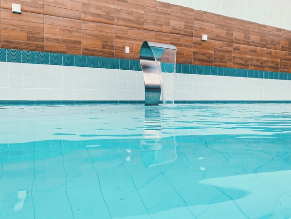 Una piscina al aire libre