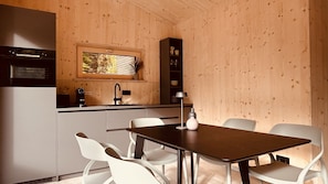 Waldbaude Max inkl. Sauna | Cocina privada | Refrigerador, horno, parrilla de estufa y lavavajillas 