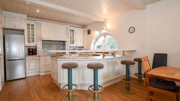 Kühlschrank, Mikrowelle, Ofen, Geschirrspüler