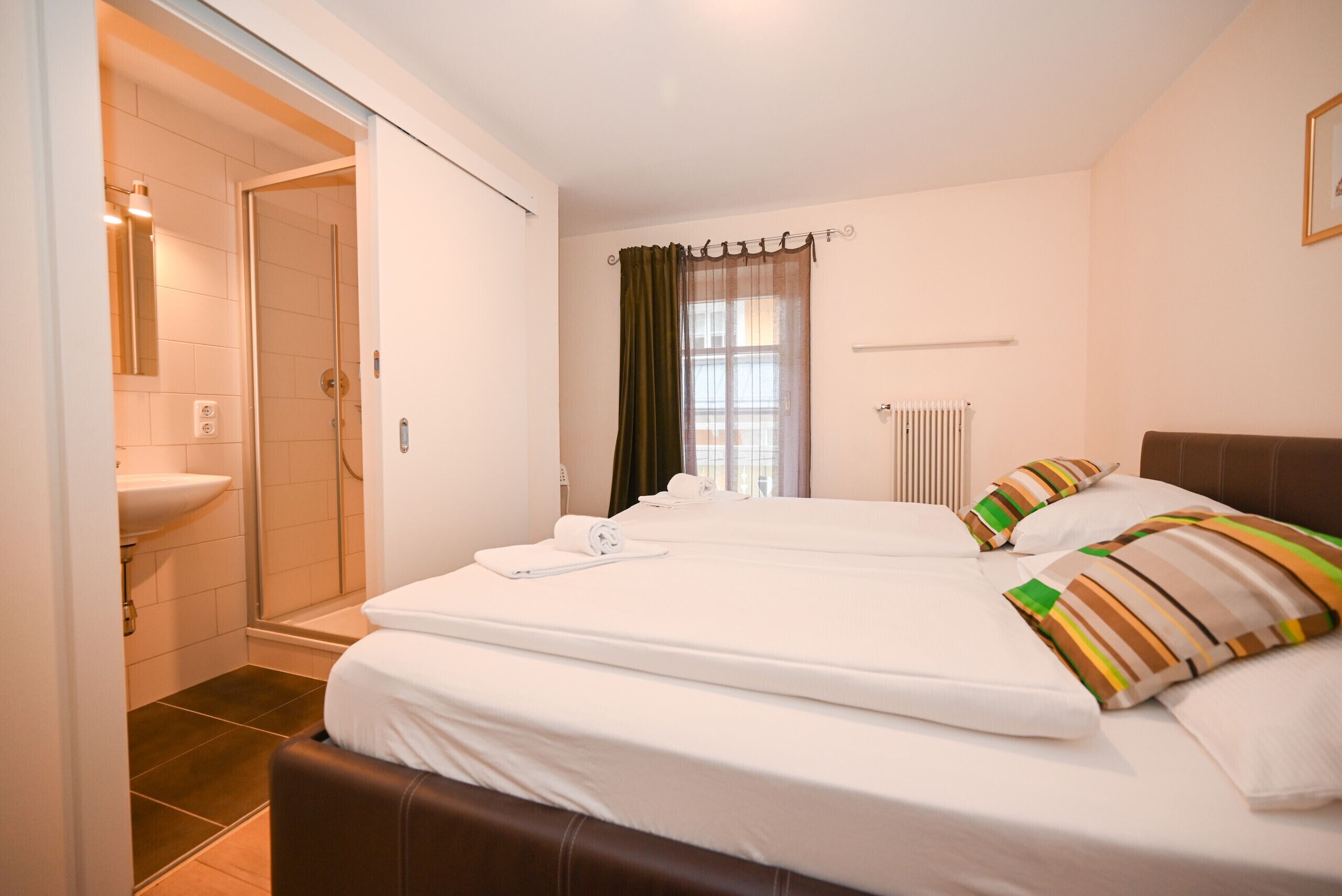 5 bedrooms, iron/ironing board, free WiFi, bed sheets