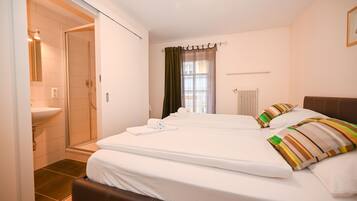 5 bedrooms, iron/ironing board, free WiFi, bed sheets