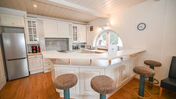 Fridge, microwave, oven, dishwasher