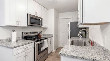 Apartment (1 Bedroom) | Private kitchen | Fridge, coffee/tea maker