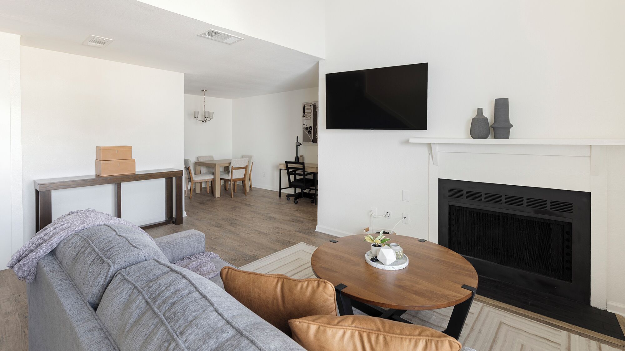 Leilighet (1 Bedroom) | Oppholdsområde | En 50-tommers TV med digitale kanaler