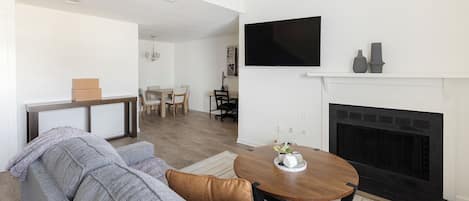 Huoneisto (1 Bedroom) | Oleskelualue | 50–tuumainen televisio, jossa digitaalikanavat