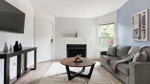 Departamento (2 Bedrooms) | Área de sala de estar | Televisión de 50 pulgadas con canales digitales 