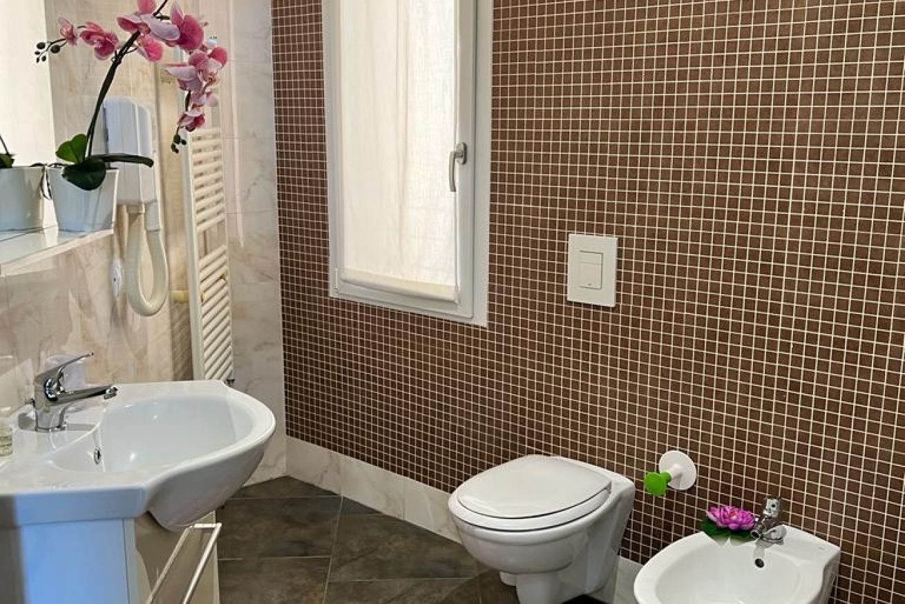 Dusche, Bidet, Handtücher, Shampoo