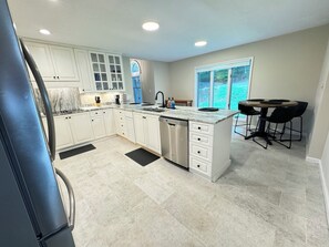 Mikrobølgeovn, ovn, kokeplater og oppvaskmaskin