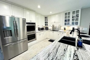 Mikrobølgeovn, ovn, kokeplater og oppvaskmaskin