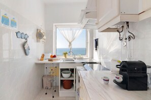 Kühlschrank, Herdplatte, Toaster, Kochgeschirr/Geschirr/Besteck