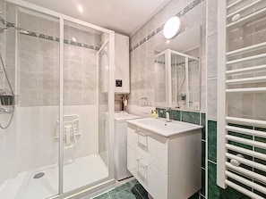 Dusche, Haartrockner, Handtücher