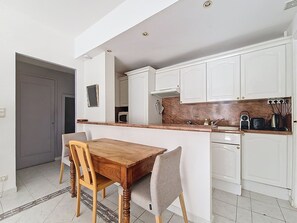 Kühlschrank, Mikrowelle, Ofen, Geschirrspüler