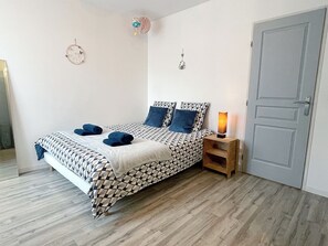 2 chambres, bureau, fer et planche à repasser, lit parapluie