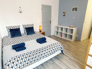 2 chambres, bureau, fer et planche à repasser, lit parapluie