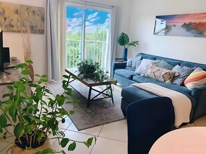 Leilighet, 1 queensize-seng med sovesofa, kjøkken | Oppholdsområde | En 42-tommers LED-TV med digitale kanaler