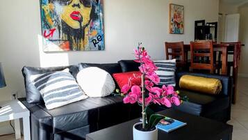 Appartement, 1 slaapkamer, keuken, uitzicht op de stad | Woonruimte | Een 42-inch ledtelevisie met digitale zenders