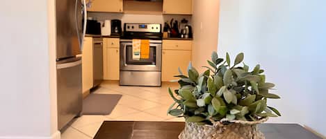 Leilighet, 2 soverom, balkong | Eget kjøkken | Kjøleskap, mikrobølgeovn, kaffetrakter/tekoker og brødrister