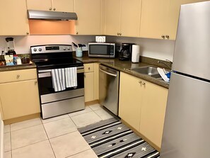 Huoneisto, 2 makuuhuonetta, tupakointi kielletty, parveke | Yksityinen keittiö | Täysikokoinen jääkaappi, mikroaaltouuni, kahvin-/teenkeitin