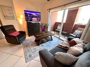 Huoneisto, 2 makuuhuonetta, parveke | Oleskelualue | 42–tuumainen LED-televisio, jossa digitaalikanavat