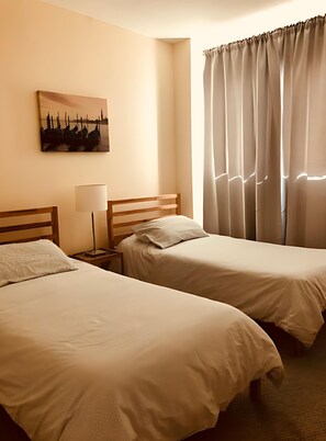 Apartamento, 2 habitaciones, balcón | Cortinas opacas, tabla de planchar con plancha, wifi gratis
