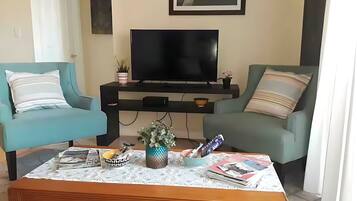Appartement, 2 chambres, balcon | Coin séjour | Télévision LED de 42 pouces avec chaînes numériques