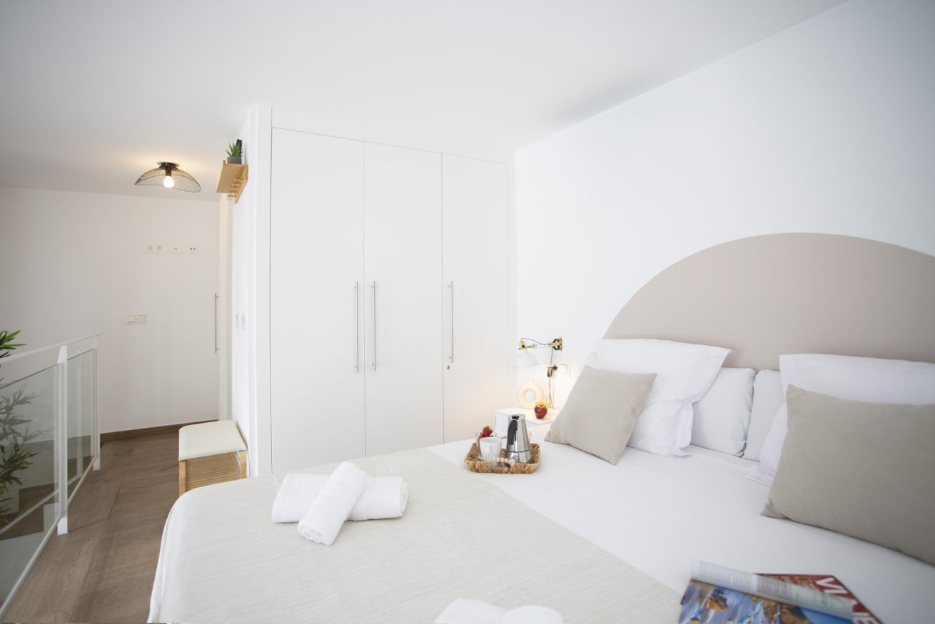 1 slaapkamer, een strijkplank/strijkijzer, reisbedje
