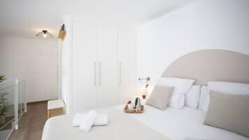 1 slaapkamer, een strijkplank/strijkijzer, reisbedje
