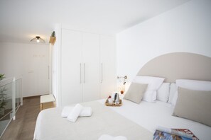 1 slaapkamer, een strijkplank/strijkijzer, reisbedje