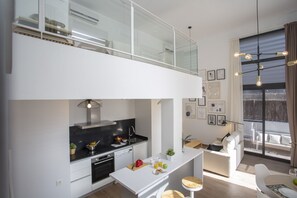 Geladeira, micro-ondas, fogão, cooktop