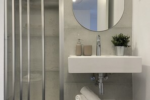 Een douche, handdoeken