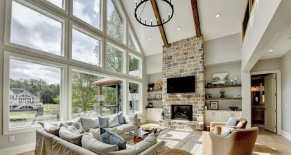 5-bedroom River Retreat on the Toccoa River with hot tub 15 mins from Blue Ridge