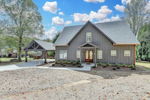 Exterior - 5-bedroom River Retreat on the Toccoa River with hot tub 15 mins from Blue Ridge (Mineral Bluff)