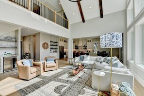 Smart TV, fireplace - 5-bedroom River Retreat on the Toccoa River with hot tub 15 mins from Blue Ridge (Mineral Bluff)