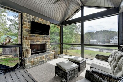 5-bedroom River Retreat on the Toccoa River with hot tub 15 mins from Blue Ridge