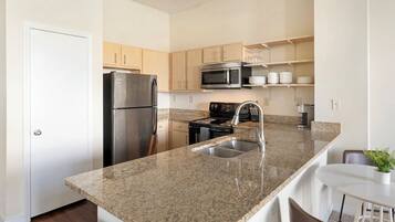 Apartment (1 Bedroom) | Dapur peribadi | Peti sejuk, pembancuh kopi/teh