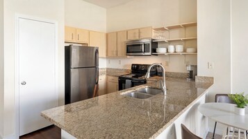 Apartment (1 Bedroom) | Private kitchen | Fridge, microwave, oven, stovetop