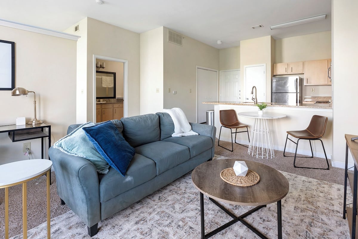 Appartement (1 Bedroom) | Woonruimte | Een 50-inch televisie met digitale zenders