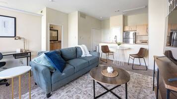 Apartment (1 Bedroom) | Ruang tamu | 50 inci televisyen dengan digital